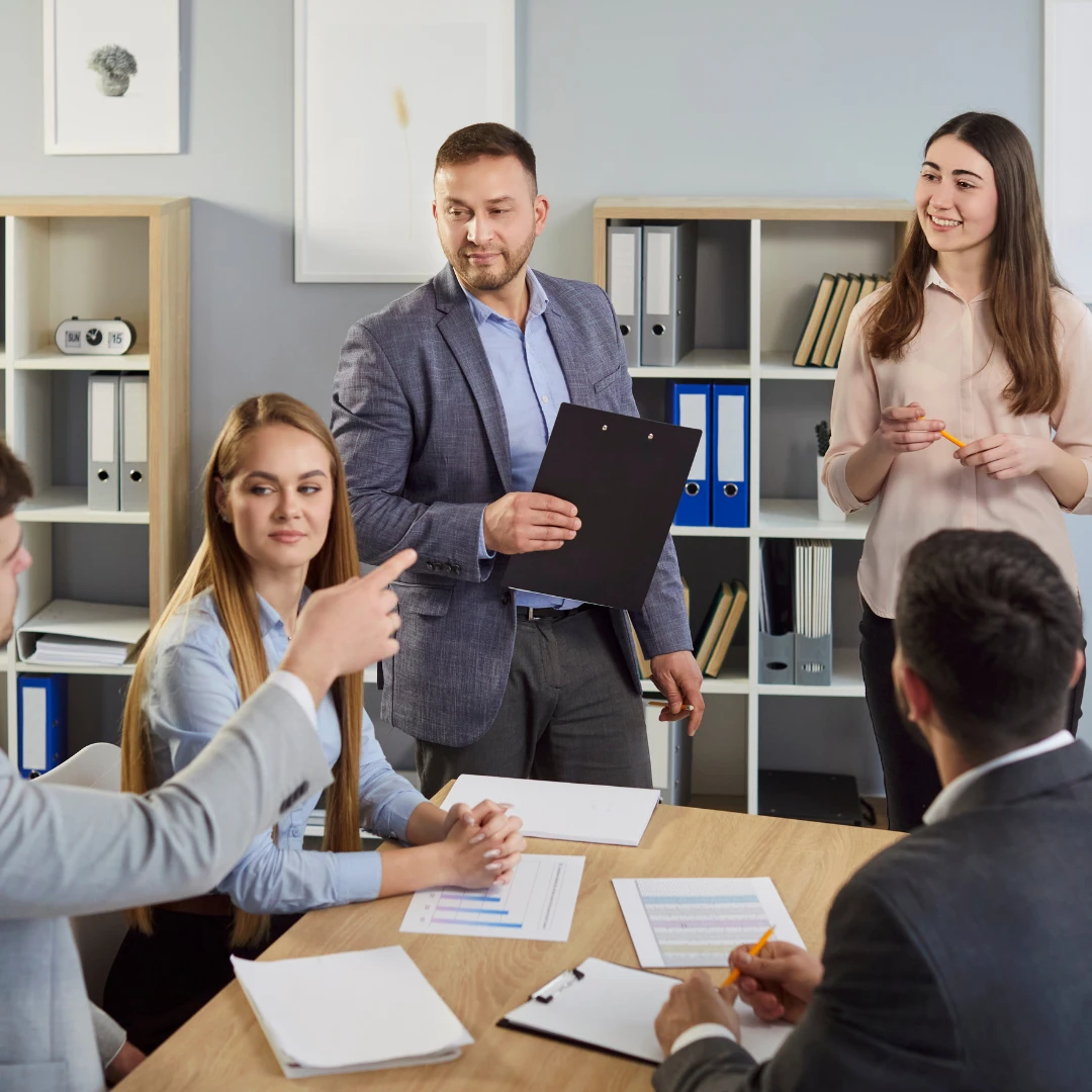 Equipo en una capacitación comercial alrededor de una mesa